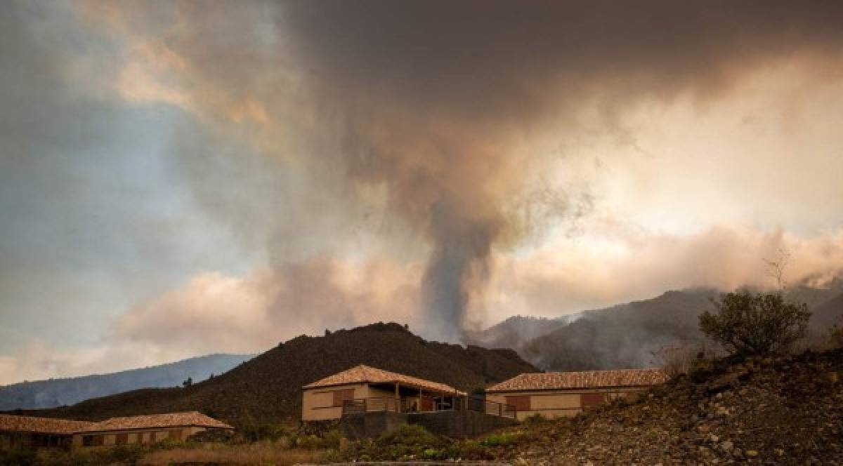 De terror: Volcán en España destruye un centenar de casas y obliga a evacuar cinco mil personas; 'Lo ves en las películas y no lo crees'