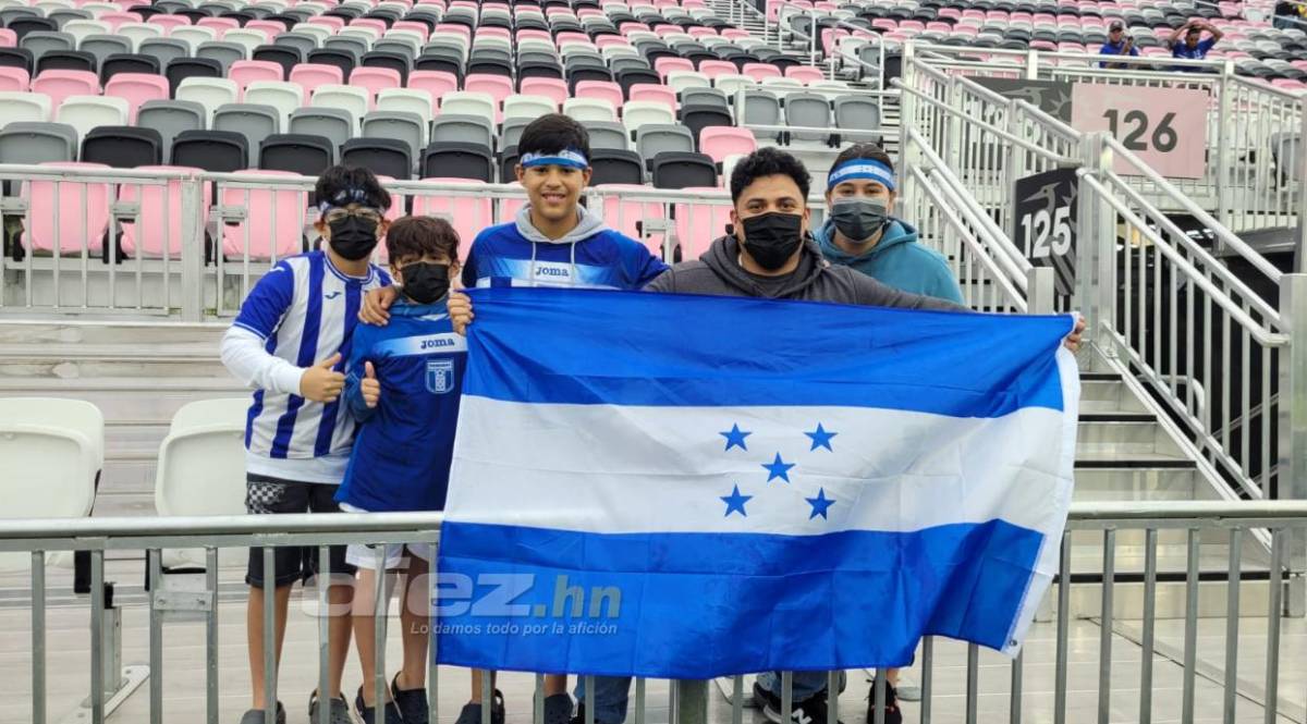 El reencuentro que se dio previo a la derrota de la ‘H’ en Florida y aficionada hondureña fue conquistada por colombiano