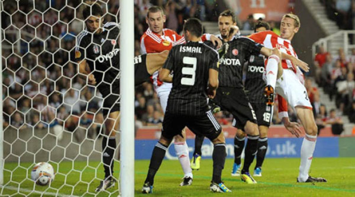 Stoke City triunfa y sube al primer lugar