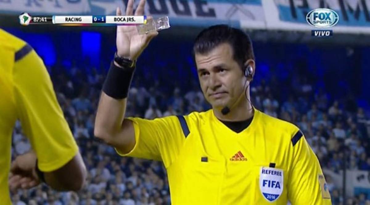 Las 10 cosas más raras lanzadas por los aficionados a un campo de fútbol