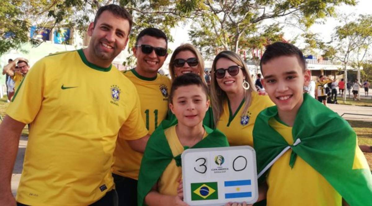 ¡Qué ambiente! Queman la camisa de Messi y novia de jugador argentino deslumbra en el Mineirao