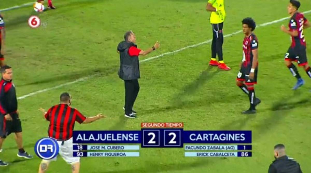 ¡Caos en el Morera Soto! Aficionados enardecidos se meten a la cancha a increpar a los jugadores del Alajuelense