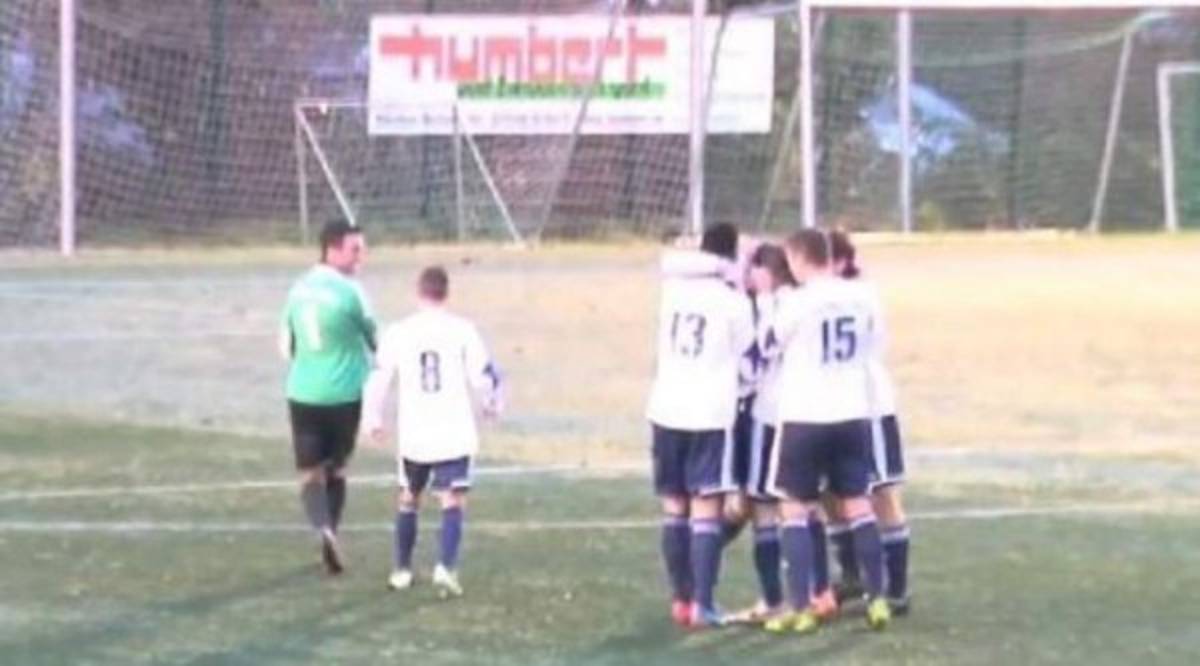 VIDEO: Remate desde mediacancha pega en los tres palos y gol