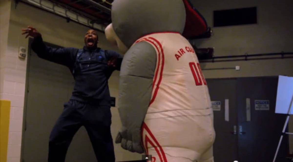 Mascota de los Rockets de la NBA espanta a sus jugadores
