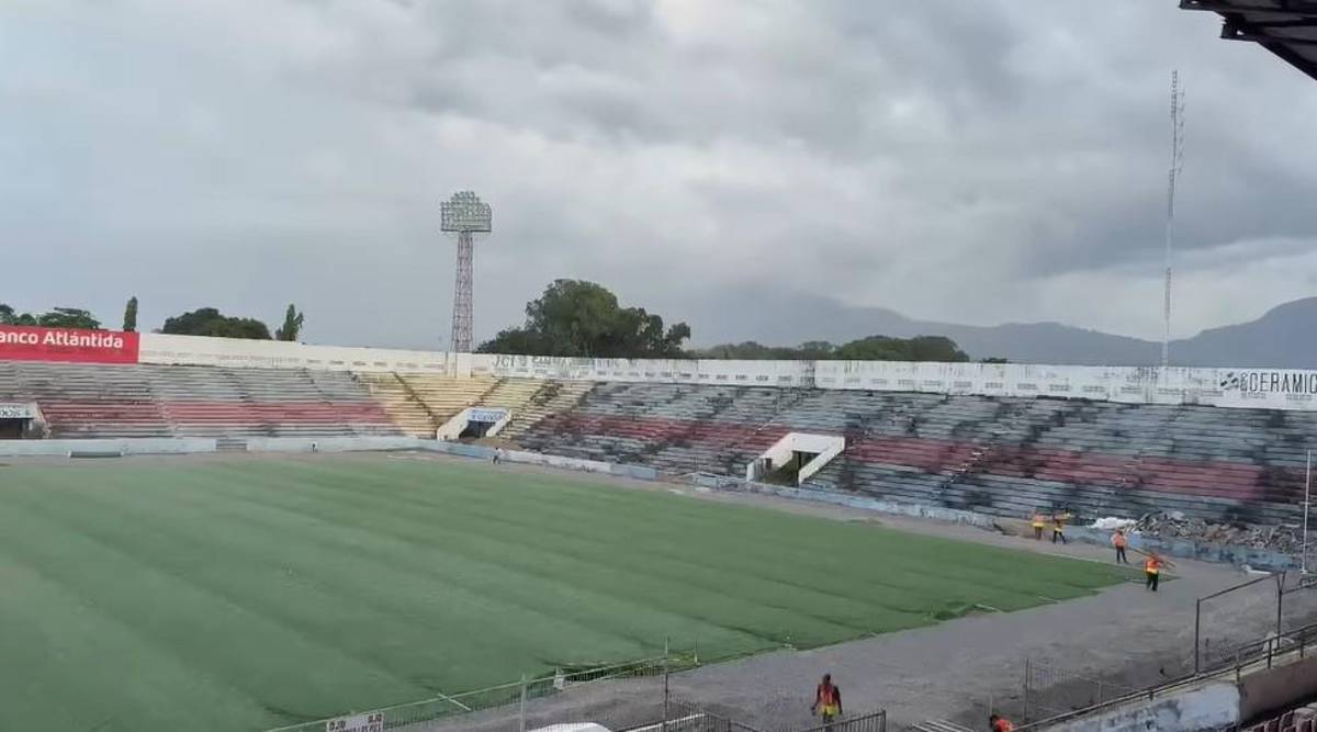 Ya se colocó la carpeta híbrida: así avanzan los trabajos en el estadio Ceibeño que contará con nueva grama de primer nivel