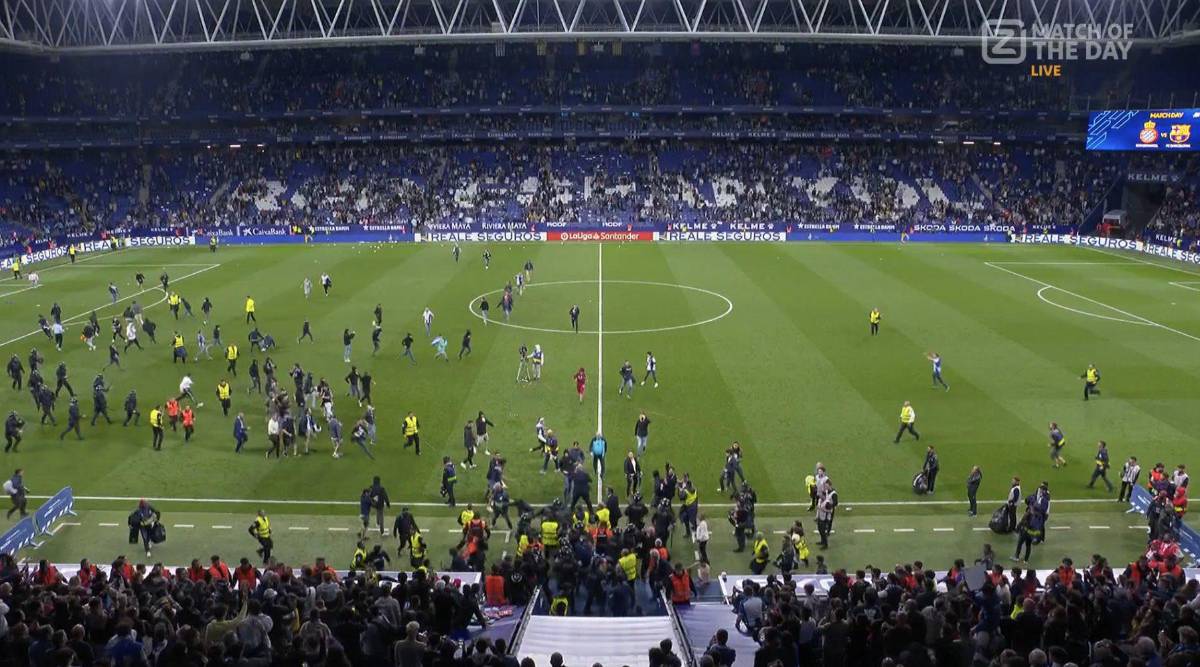 ¡Polémica! Ultras del Espanyol invaden el campo y corren a los jugadores del Barcelona tras quedar campeones de LaLiga