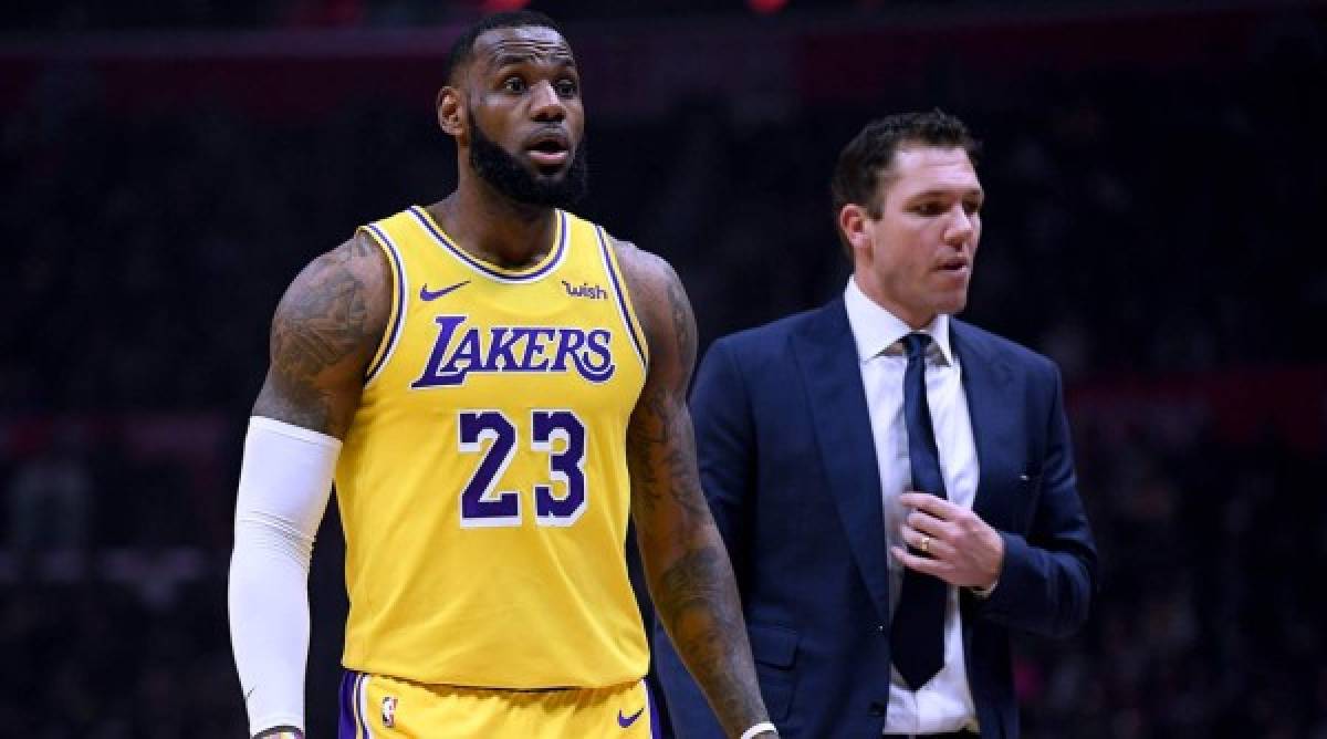 LOS ANGELES, CALIFORNIA - JANUARY 31: LeBron James #23 of the Los Angeles Lake reacts to the bench in front of Luke Walton during the first half against the Los Angeles Clippers at Staples Center on January 31, 2019 in Los Angeles, California. NOTE TO USER: User expressly acknowledges and agrees that, by downloading and or using this photograph, User is consenting to the terms and conditions of the Getty Images License Agreement. (Photo by Harry How/Getty Images)