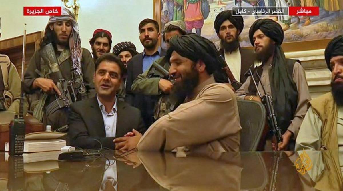 Pánico en Kabul tras el regreso del régimen de los talibanes: la gente intentó escapar trepada en un avión militar