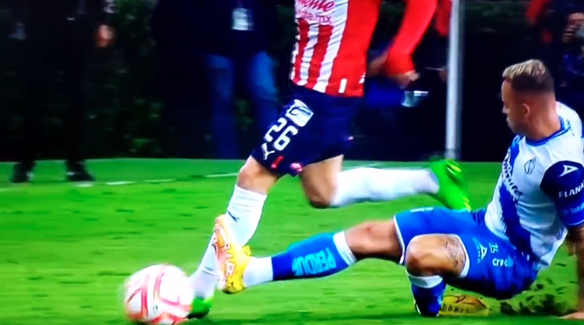 ¡Fuertes imágenes! La espeluznante lesión en la Liga MX: jugador del Puebla se deshace tobillo en desafortunada entrada