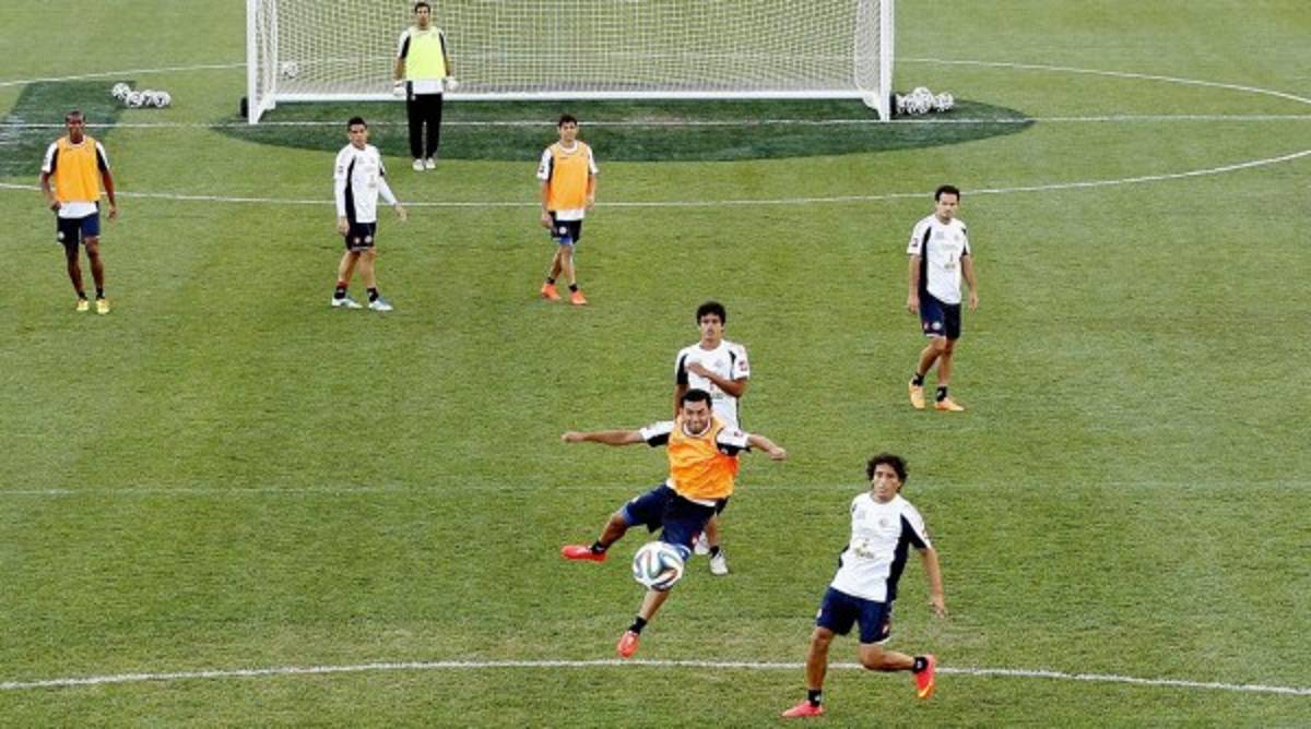 Costa Rica ya entrenó en Santos con dos ausentes