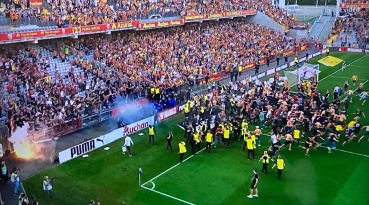 A los golpes en Francia: Invasión de aficionados, pelea, heridos y detenidos en el Lens-Lille