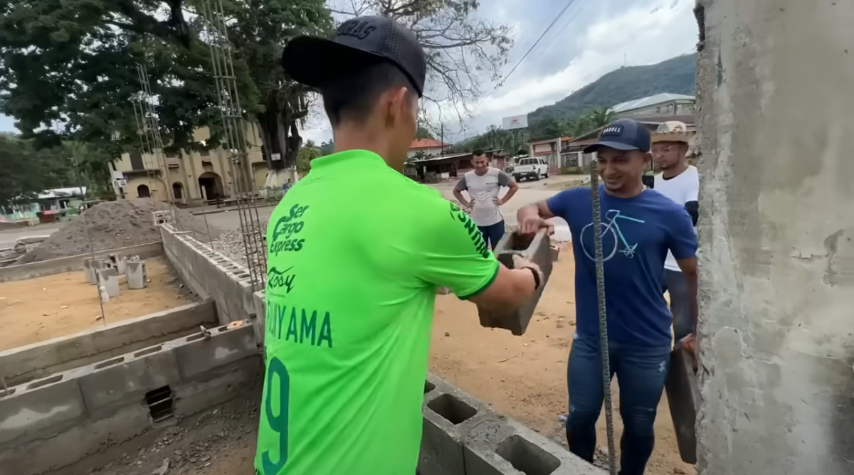 ¡Shin Fujiyama pone a trabajar a Mario Berríos como albañil! El divertido reto del youtuber japonés al exjugador hondureño