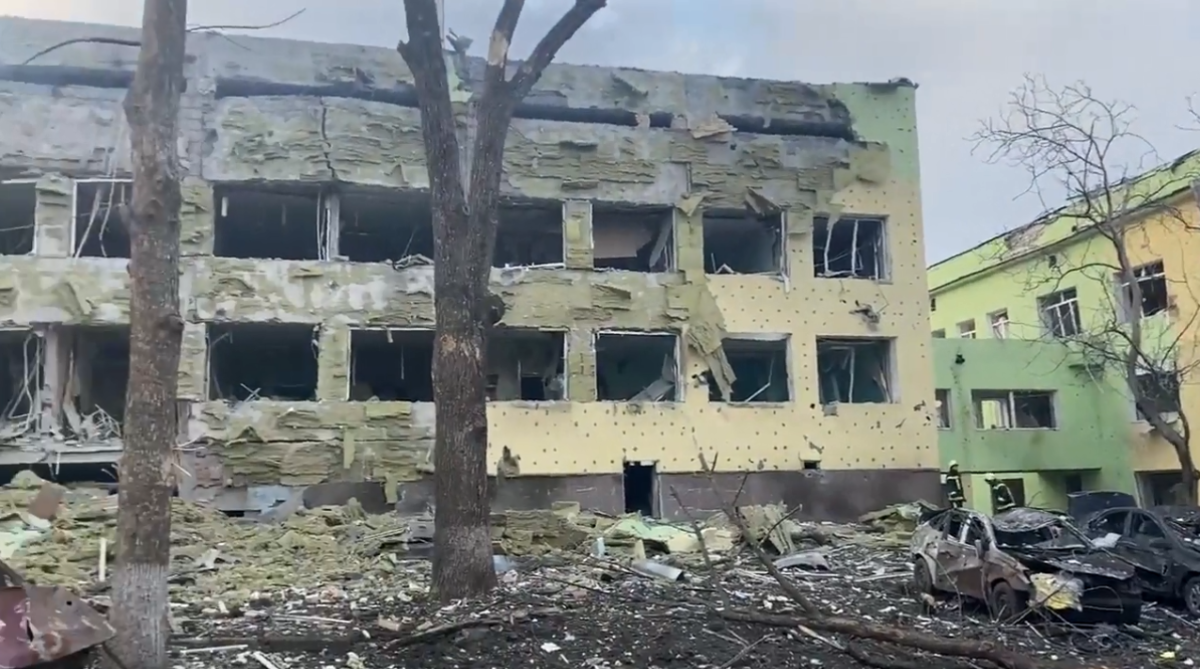 Desgarradoras imágenes: así fue el bombardeo ruso que destruyó un hospital materno-infantil en Ucrania; se reportaron muertos