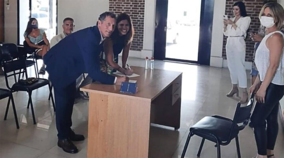 Momentos cuando el técnico del Olimpia, Pedro Troglio, firmaba su acta de matrimonio en una ceremonia privada en Argentina. Fotos cortesía ELP