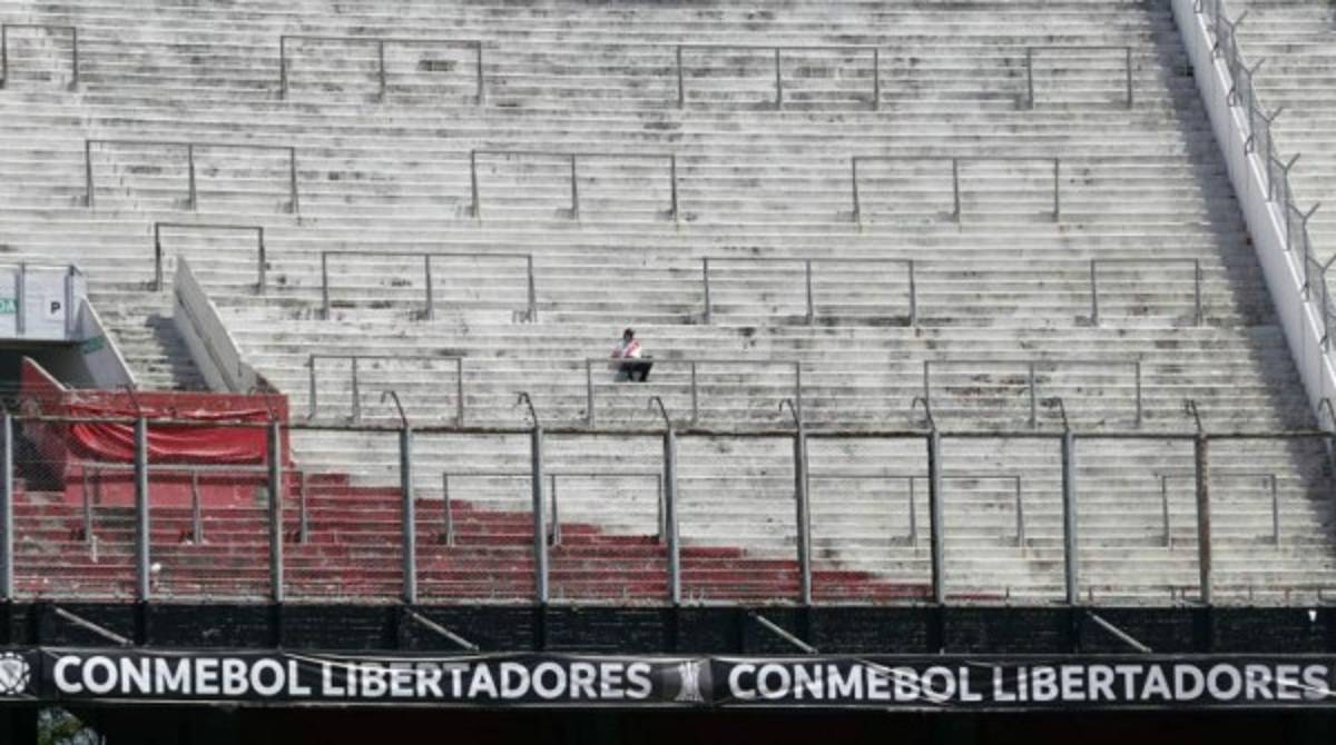 Fotos: La frustración de los hinchas en el Monumental tras la postergación de la final
