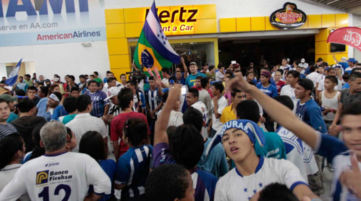 EN VIVO: Locura en aeropuerto para recibir a Honduras