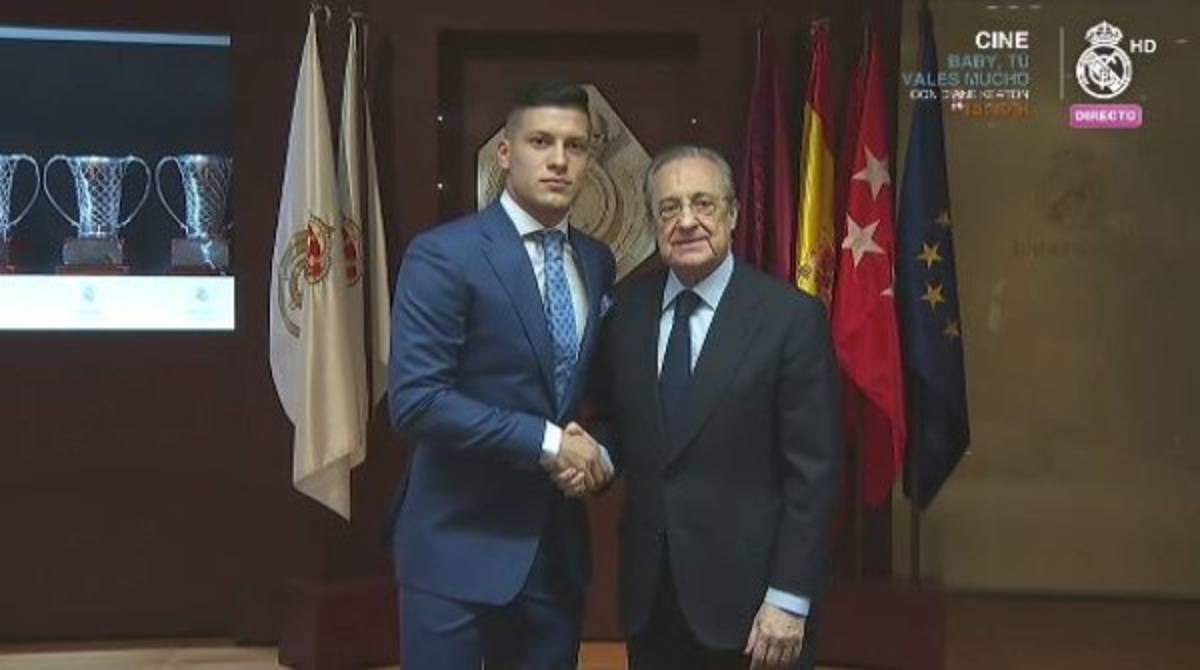 El emotivo abrazo de Florentino, el beso al escudo y la selfie: Así fue la presentación de Luka Jovic en el Real Madrid