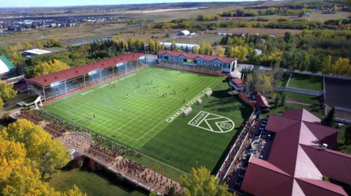 El bonito estadio y la nueva casa de José Escalante en Calgary, Canadá