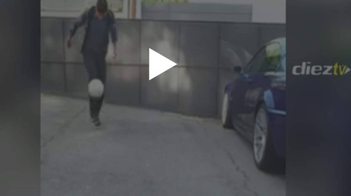 Neymar le enseña su magia con el balón a su hermana Rafaella