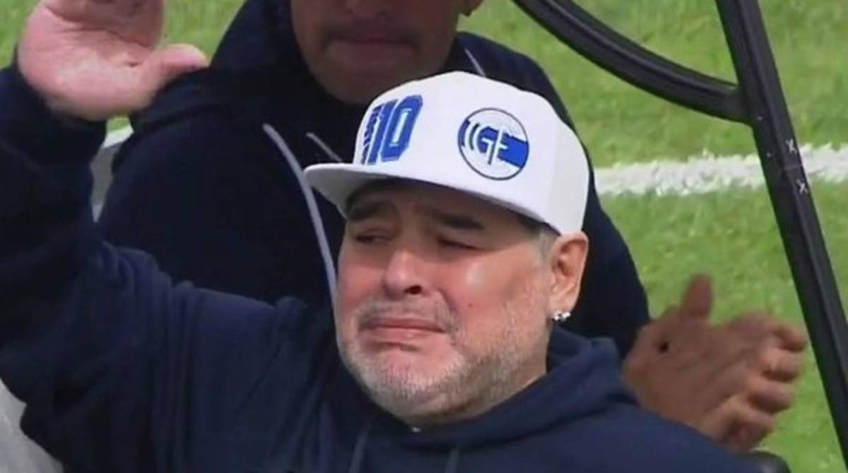 Entre lágrimas: Diego Maradona fue presentado con Gimnasia y desbordó una locura total en La Plata