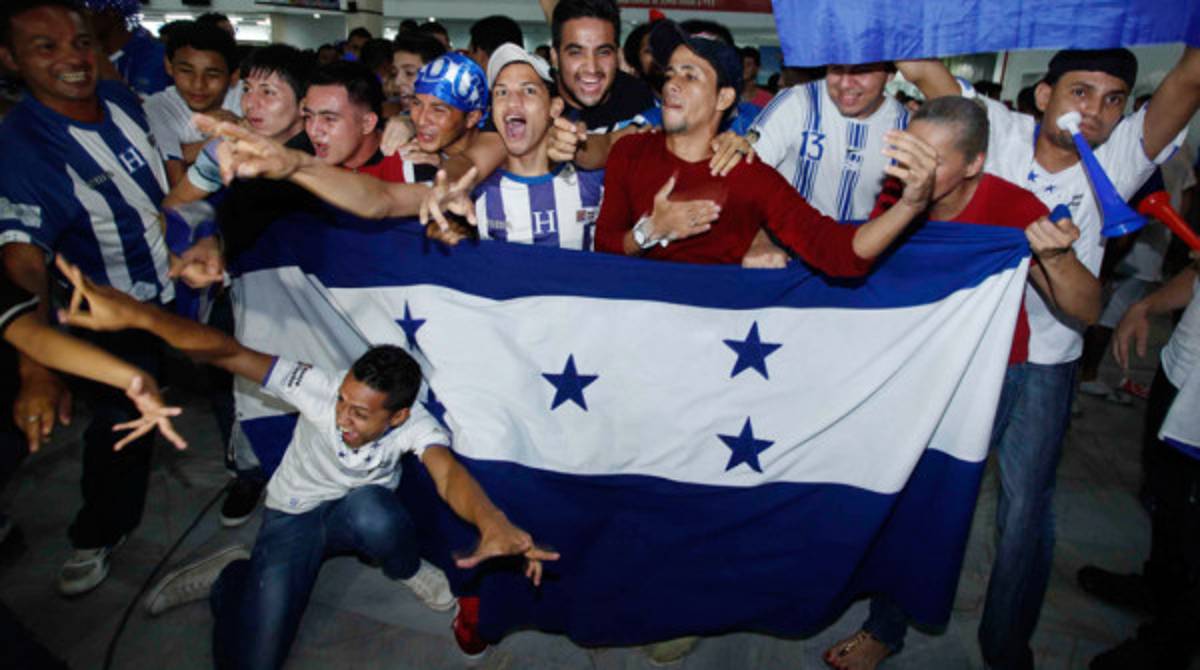 EN VIVO: Locura en aeropuerto para recibir a Honduras