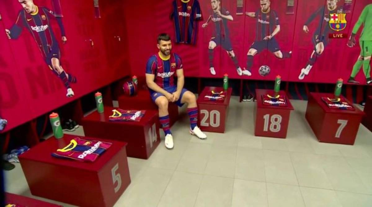 Las imágenes de la presentación del Kun Agüero en Barcelona: Gesto de Laporta y firma de contrato