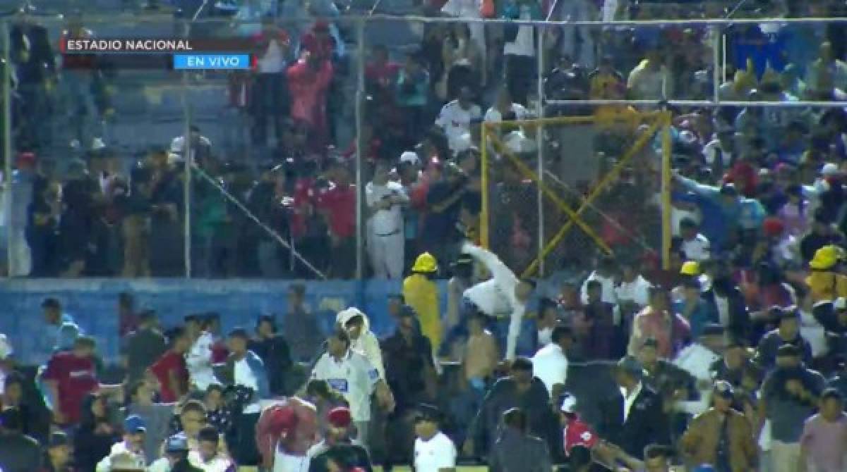 ¡Muertos, heridos y desmayados! El caos dentro y fuera del Estadio Nacional