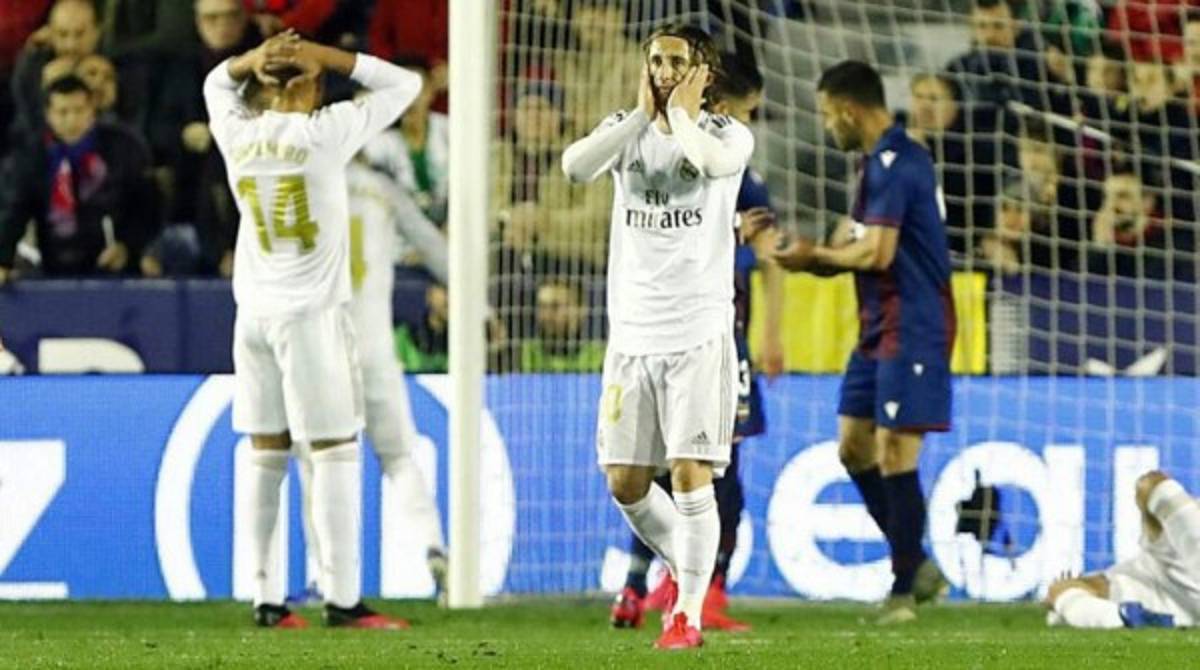 Caras largas, el gesto de Hazard tras la nueva lesión y el 'look' de Isco en la derrota del Real Madrid  