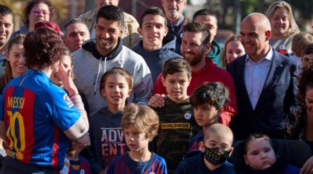 El gran gesto de Lionel Messi con varios niños, la selfie y la burla de Vidal en Barcelona