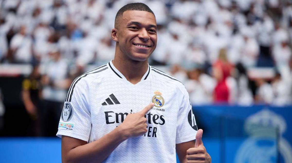 Real Madrid le dio esta máquina a Mbappé: cuánto cuesta el nuevo auto del francés, todos sus lujos y Florentino tiene uno igual