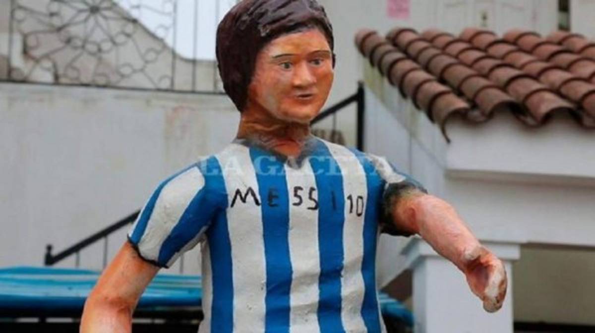 ¿Cuál se parece más? Las estatuas en honor a futbolistas históricos