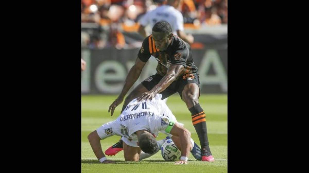 Duelo con Maynor Figueroa, capitán y el ritual: Así fue el incómodo debut de Chicharito Hernández en la MLS   