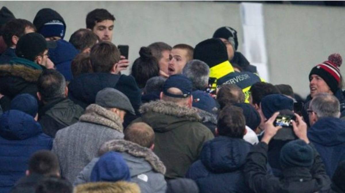 Escándalo: Eric Dier, jugador del Tottenham, sube a la grada y se va a los golpes con un hincha