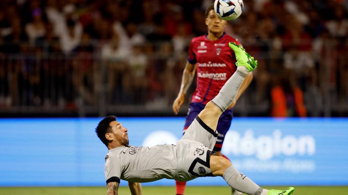 Lionel Messi marcó de chilena en el partido entre Clermont y PSG en el inicio de la Ligue 1.