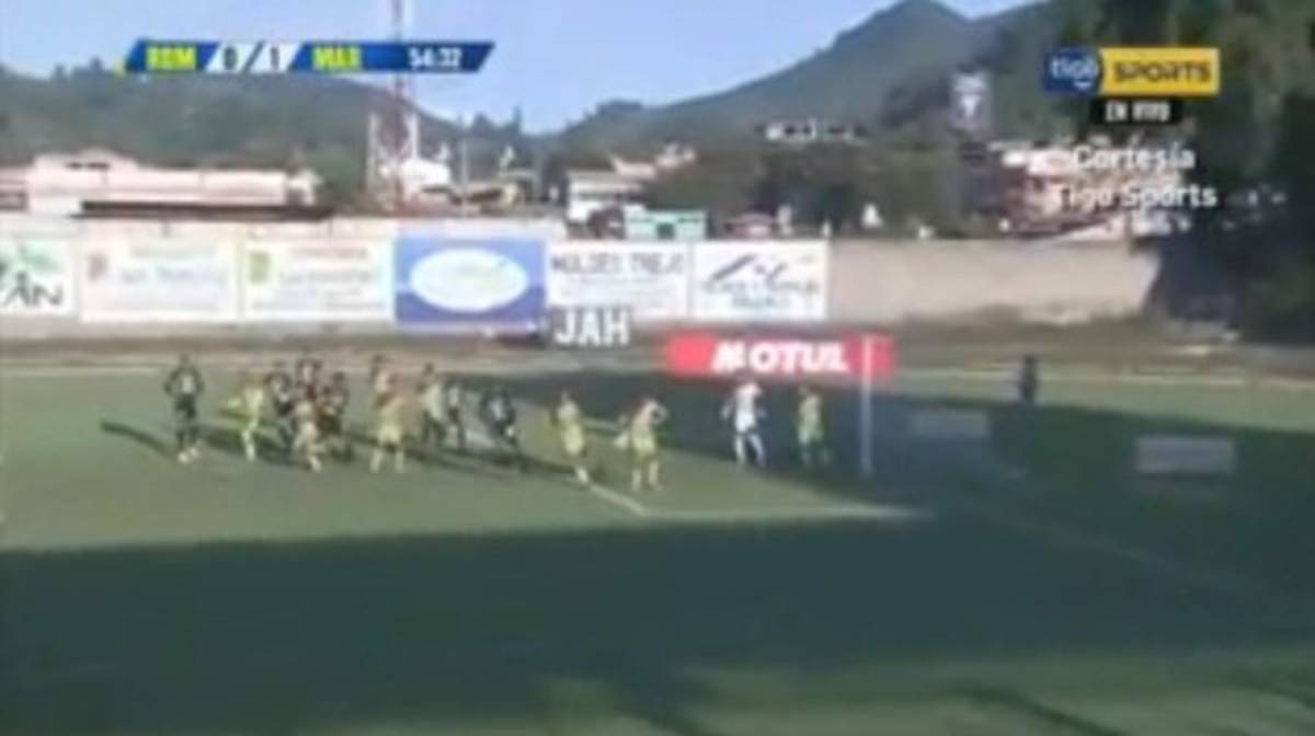 FOTOS: El debut del ruso Evgeny Kabaev se vio marcado por un penal en contra