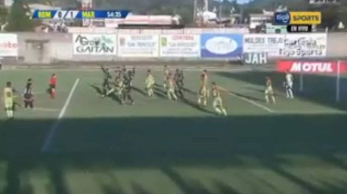 FOTOS: El debut del ruso Evgeny Kabaev se vio marcado por un penal en contra