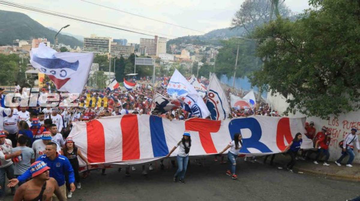 FOTOS: La eufórica llegada de la barra del Olimpia al estadio Nacional