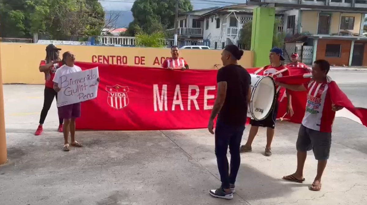 Así ha sido el primer día del mexicano ‘Gullit’ Peña en Honduras: ya se puso la roja del Vida, el dorsal que lucirá y su promesa