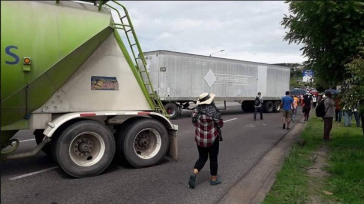 Honduras: Bombas lacrimógenas, piedras y llantas quemadas en las protestas  