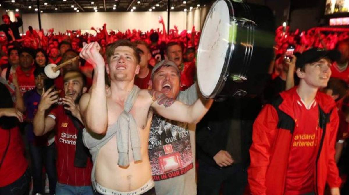 Madrid completamente roja: Así celebraron los hinchas del Liverpool la sexta Champions