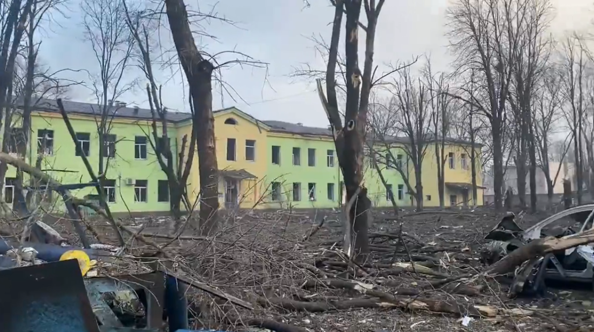 Desgarradoras imágenes: así fue el bombardeo ruso que destruyó un hospital materno-infantil en Ucrania; se reportaron muertos