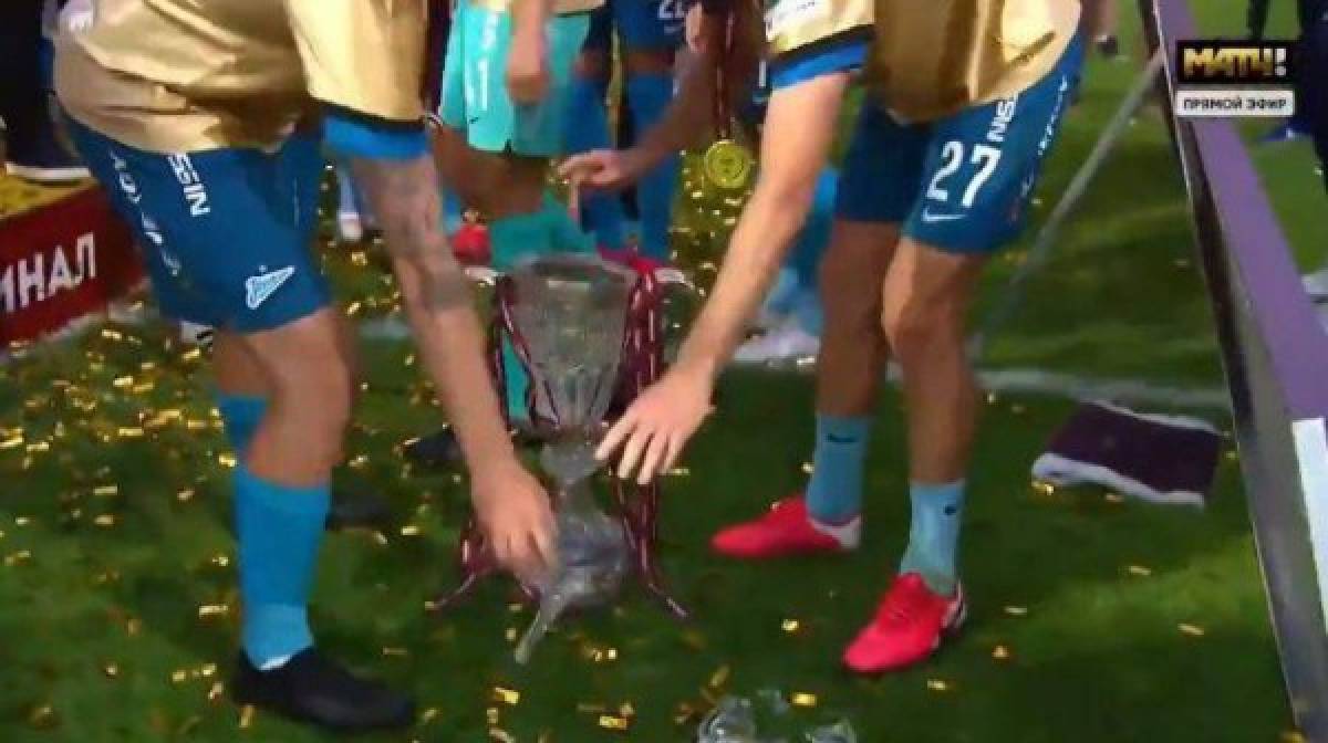 ¡Tuvieron que recoger los pedazos! Zenit logra la Copa de Rusia y la rompe durante la celebración