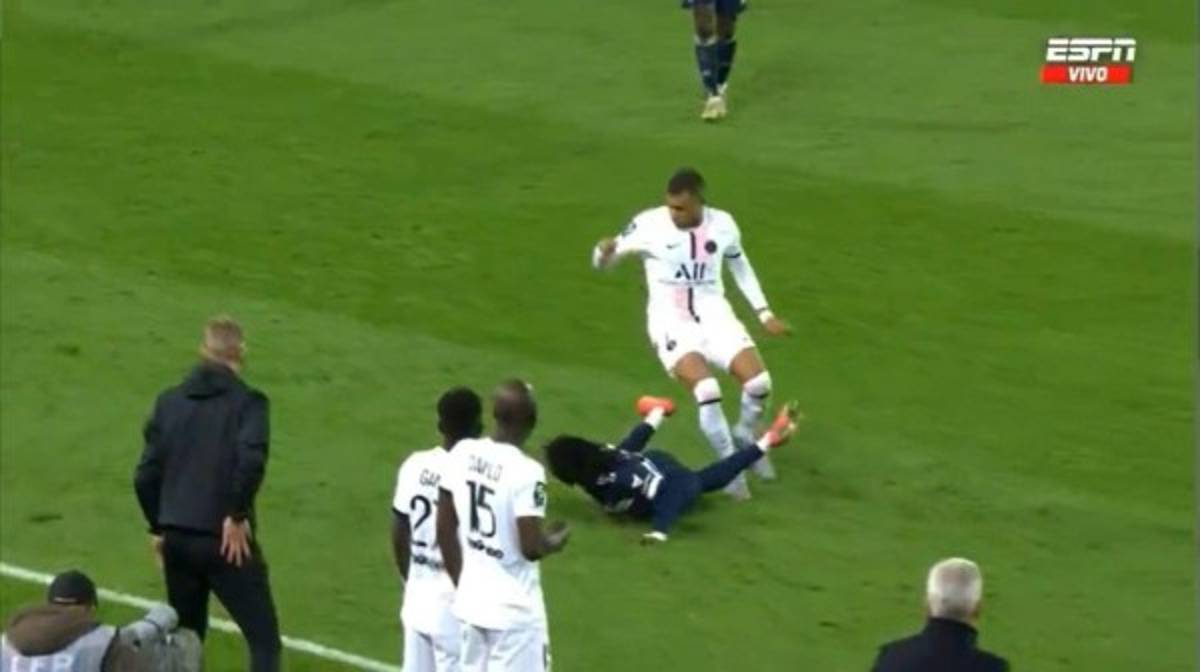 FOTOS: Alberth Elis anota, deja en el suelo a Keylor Navas y así fue el enfrentamiento con Mbappé