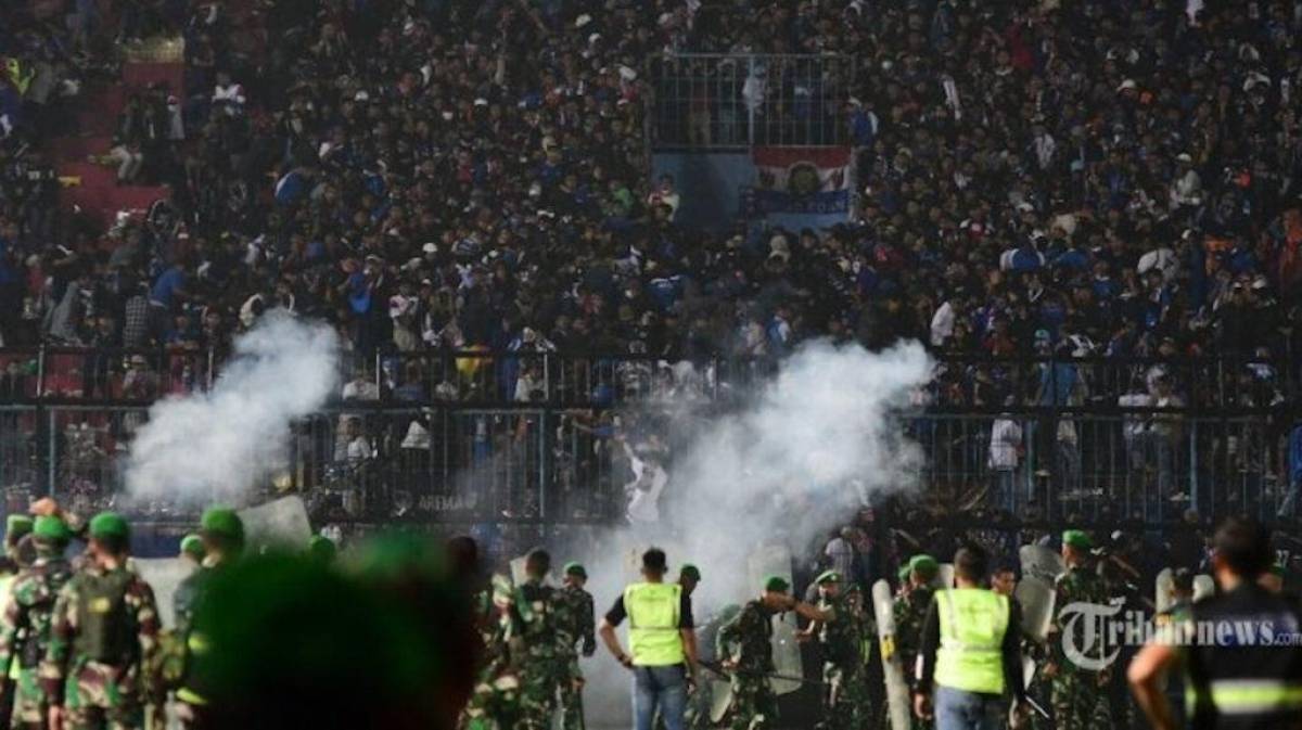 Imágenes aterradoras: Al menos 174 personas perdieron la vida en un partido de fútbol en Indonesia