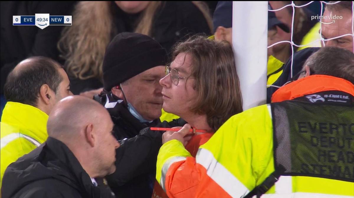 Nunca se vio esto en la Premier League: aficionado salta al campo y se amarra a una de las porterías para detener el Everton-Newcastle