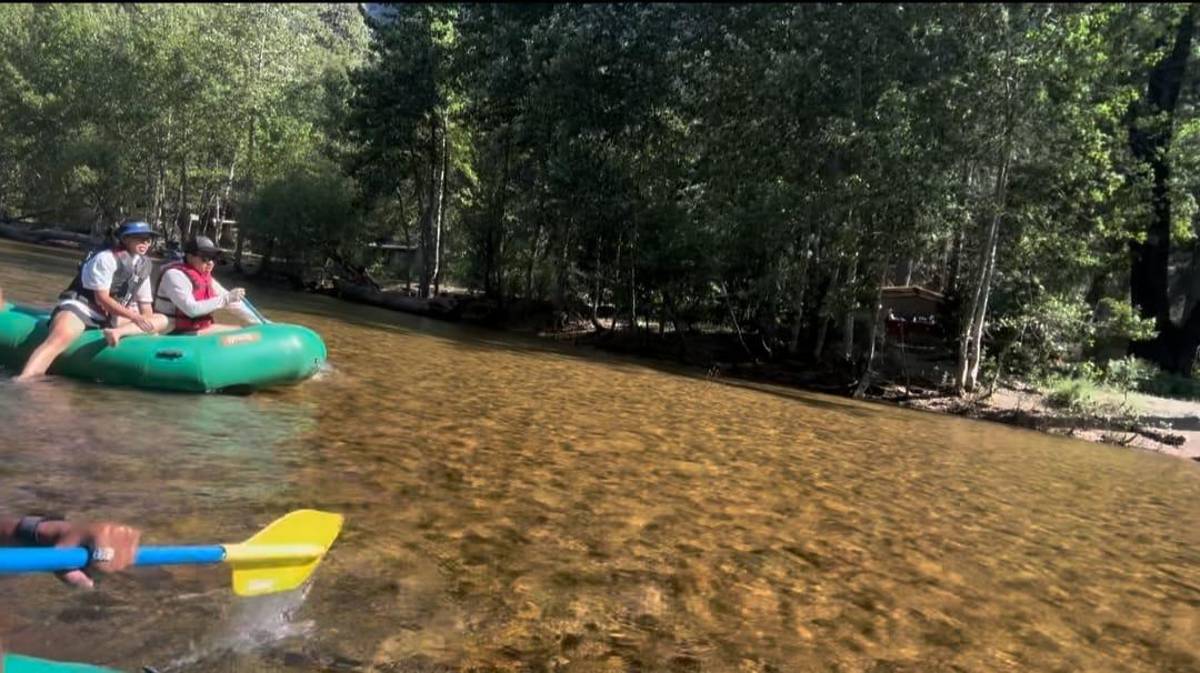 Choco Lozano se divierte con su bella pareja: Así son las vacaciones del hondureño previo a definir su futuro