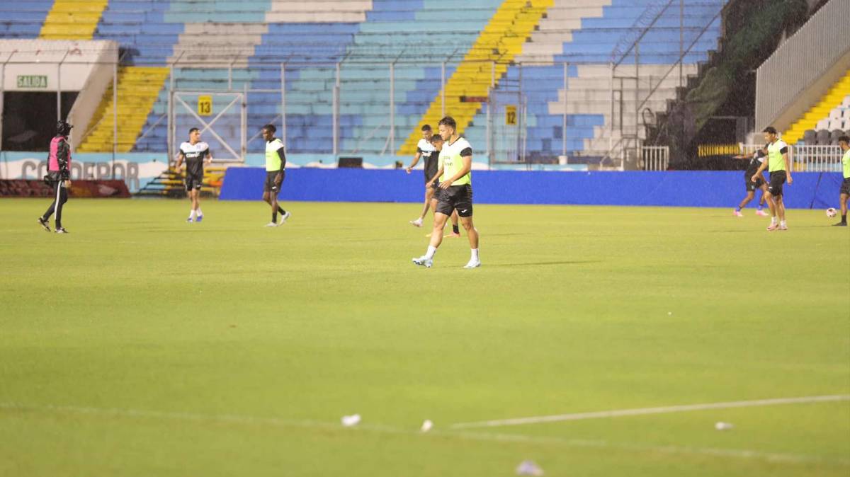Nuevas caras y bajo una fuerte lluvia: Así fue el entrenamiento de la Selección de Honduras en el estadio Nacional