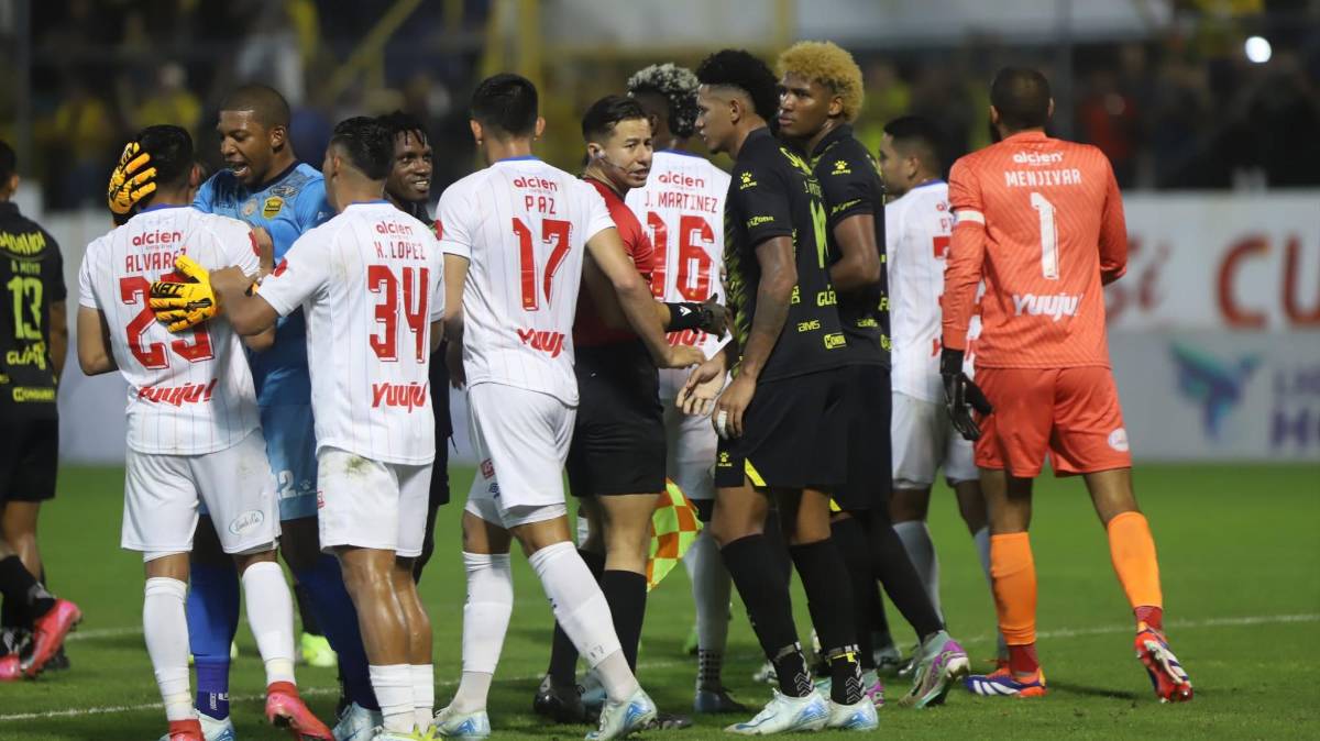 ¡Bronca en el clásico! Buba López estuvo incontrolable y el juego Real España vs Olimpia tuvo su nota negativa