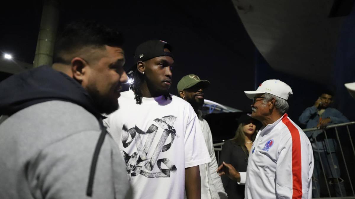 Impresionante recibimiento a Olimpia en la final contra Motagua, los tres legionarios europeos que sorprendieron y las dos bellezas