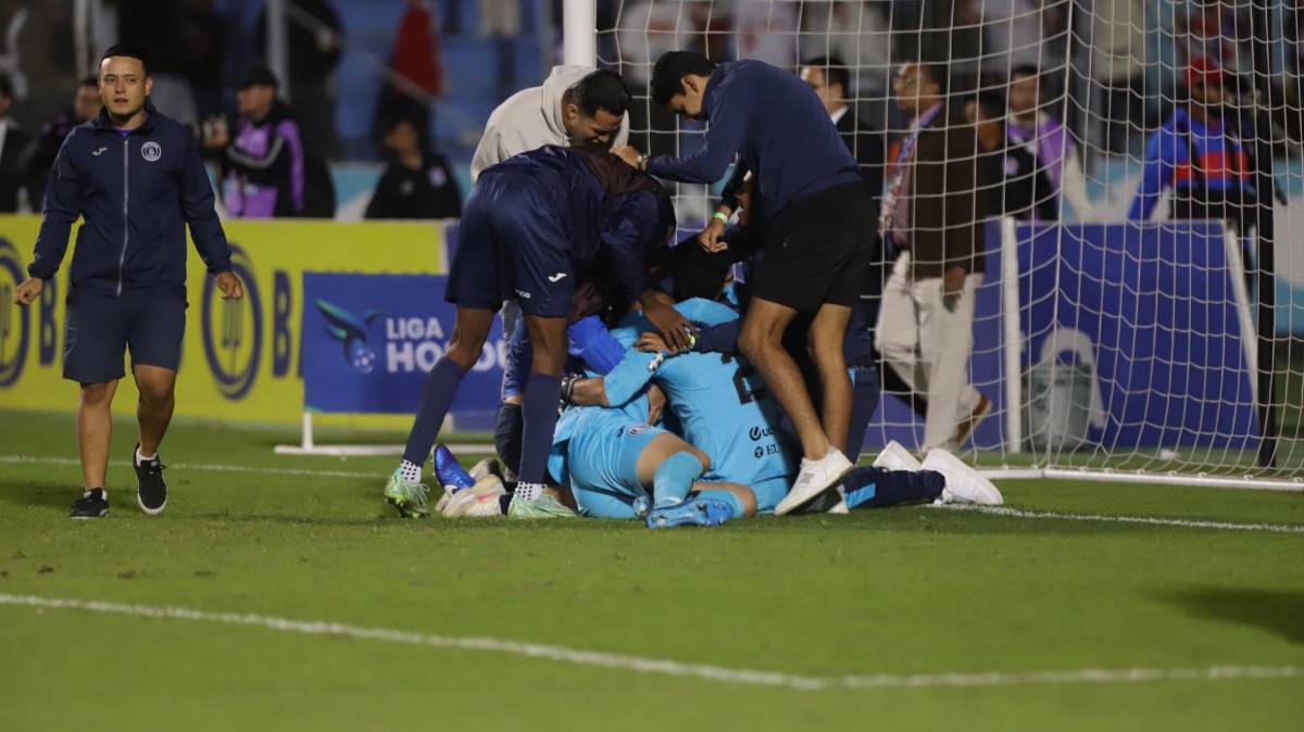 ¡Festejo del campeón! Besos al goleador, Diego Vázquez celebró en el camerino y locura de la plantilla de Motagua con el título